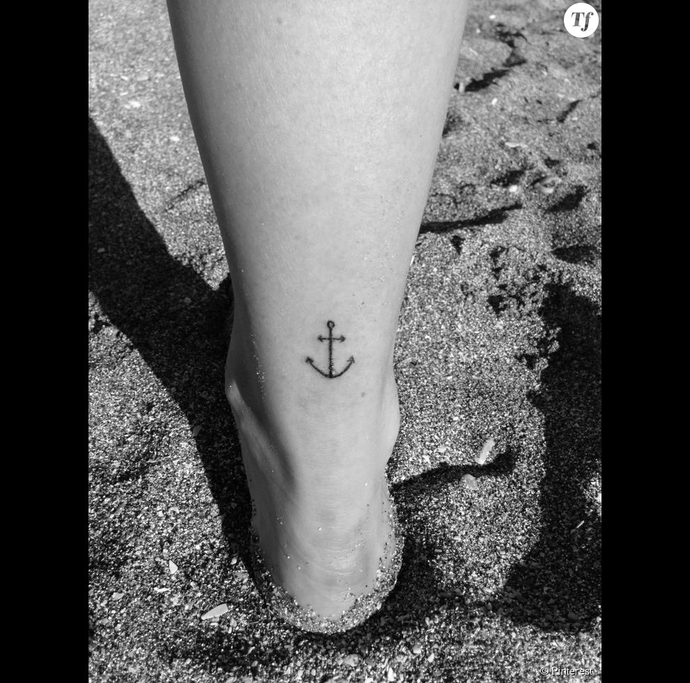 Idée de tatouage sur la cheville : une ancre marine