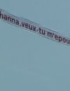 La banderole de demande en mariage, tractée dans le ciel de Rio.