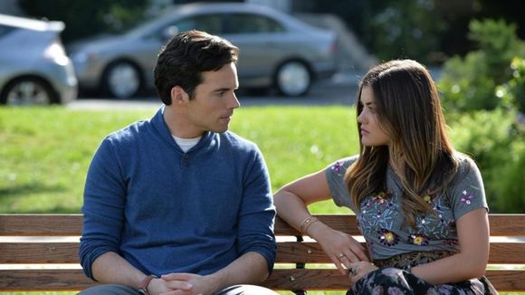 Pretty Little Liars saison 6 : Marlene King se confie sur la relation Aria et Ezra