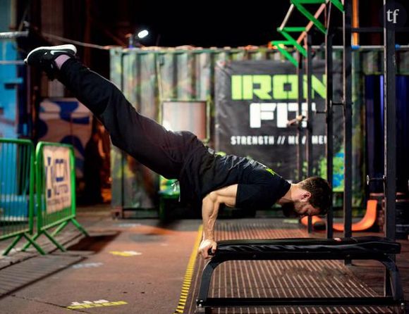 Jamie Dornan en plein séance d'abdos pour Ironfit-tv