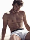 Jamie Dornan pose torse nu pour Calvin Klein