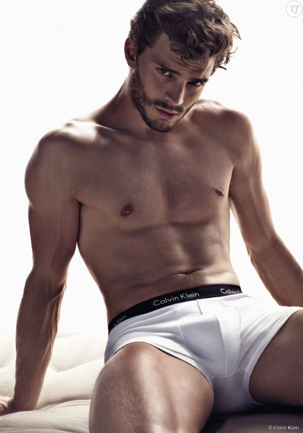 Jamie Dornan pose torse nu pour Calvin Klein