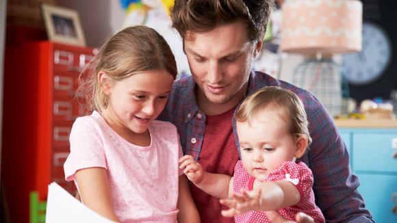 Les papas, responsables du désintérêt des enfants pour la lecture : l'étude en carton