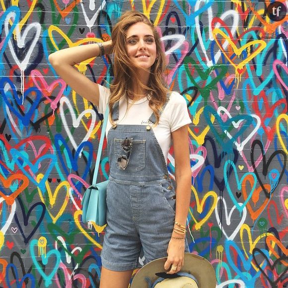 La célèbre blogueuse Chiara Ferragni a totalement adopté la tendance salopette.