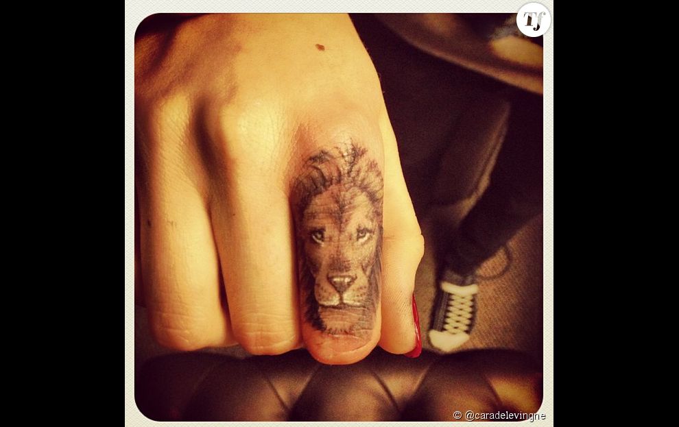 Le tatouage lion de la mannequin Cara Delevingne