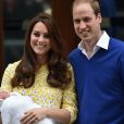 Kate et William présentent la princesse Charlotte le 2 mai 2015