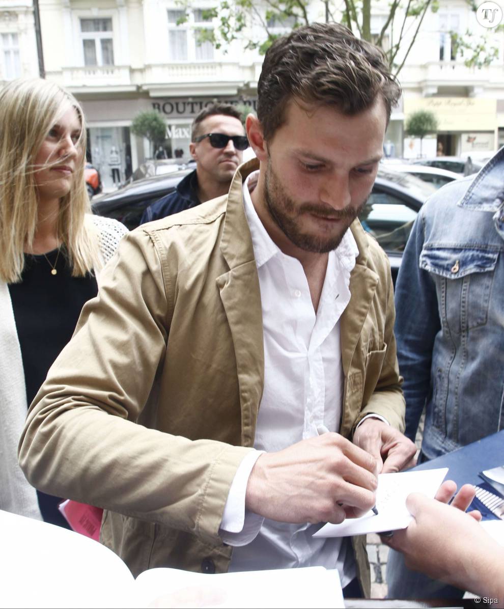 Jamie Dornan signant des autographes à Prague en juillet 2015