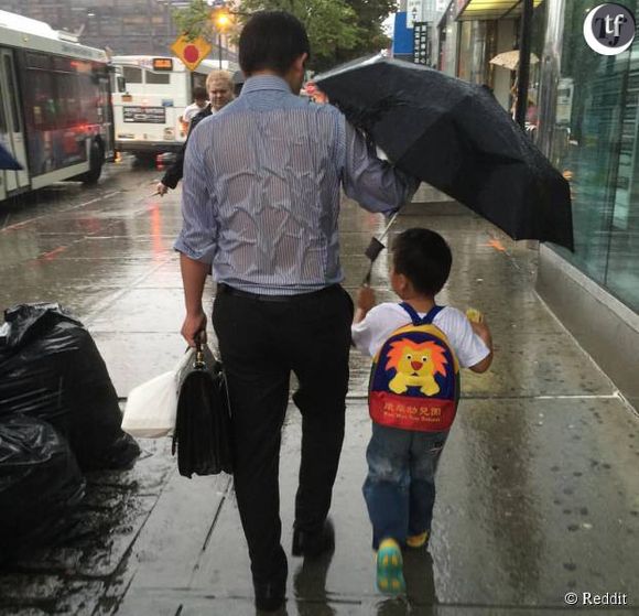 Le papa parapluie qui fait le buzz