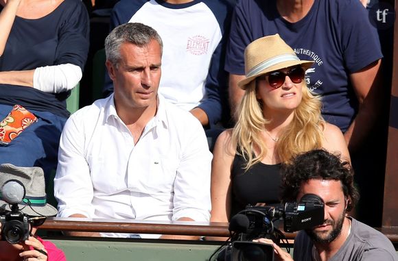 Yann Delaigue et sa compagne Astrid Bard - People dans les tribunes des Internationaux de France de tennis de Roland Garros le 3 juin 2015. 