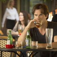 The Vampire Diaries saison 7 : Ian Somerhalder complètement nu et alcoolisé sur de nouvelles images