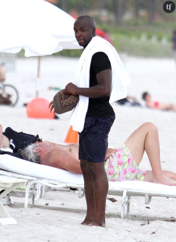 LASSANA DIARRA, FOOTBALLEUR INTERNATIONAL FRANCAIS QUI EVOLUE AU POSTE DE MILIEU DE TERRAIN AU REAL MADRID, PROFITE D'UNE BELLE JOURNEE SUR LA PLAGE DE MIAMI, LE 30 MAI 2012 