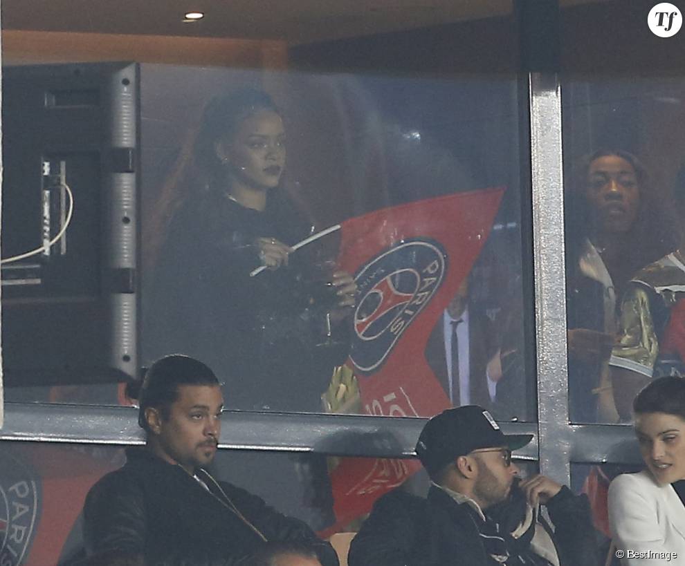  Rihanna assiste au match Psg-Marseille au Parc des Princes à Paris le 4 octobre 2015.  