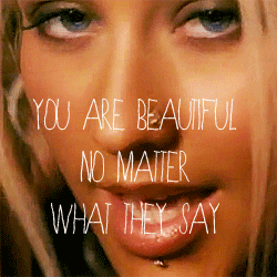 "Vous êtes belles/beauxé" : l'essentiel du message body positive, par Christina Aguilera, en 2002. Un jour, espérons-le, la seconde partie de la phrase "peu importe ce qu'ils disent", ne sera plus nécessaire...