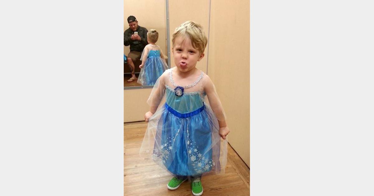 Мальчика одевают в платье
