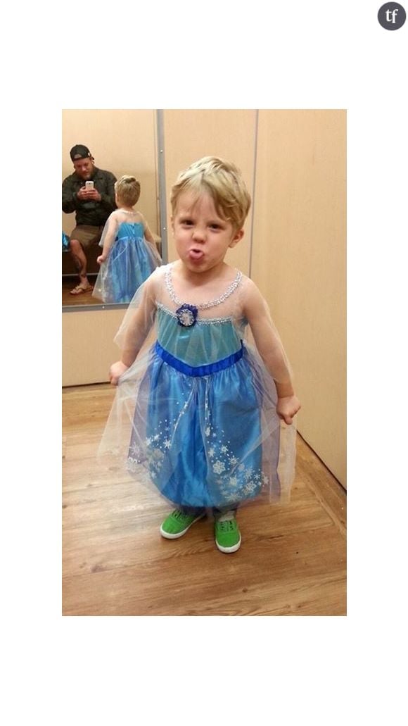 Caiden dans son costume de la Reine des Neiges.