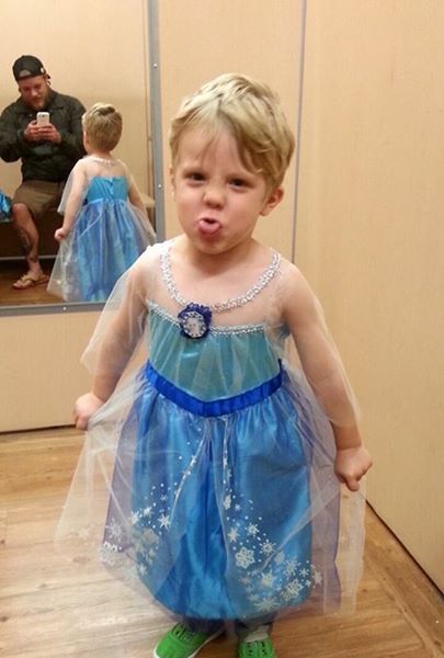 Photo : son fils veut le costume de la Reine des Neiges pour Halloween