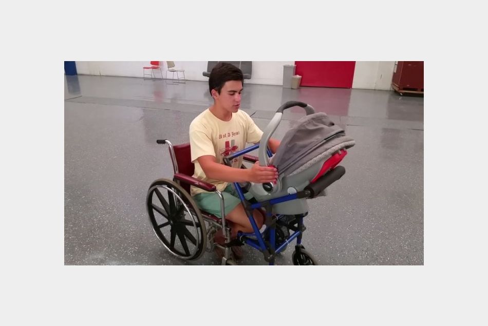 Le jeune Alden Kain a mis au point un incroyable fauteuil roulant, adapté aux parents handicapés !