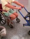 Grâce à son système, le siège bébé se fixe très facilement à une structure mobile, elle-même reliée au fauteuil roulant.