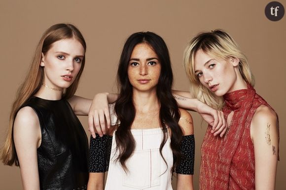 Lucie Davis (au milieu) pose avec les mannequins de la marque Topshop