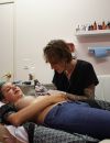 Pour son délicat tatouage sur les seins, Nikki Black a sollicité l'experte Holly Feneht.