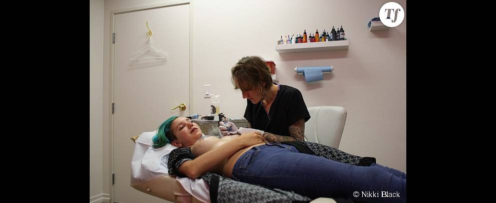 Pour son délicat tatouage sur les seins, Nikki Black a sollicité l&#039;experte Holly Feneht.