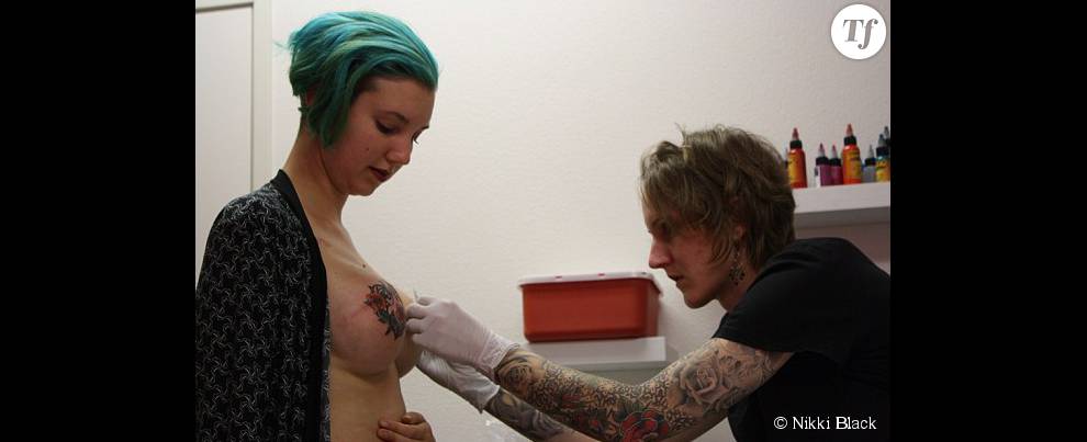 Nikki Black et Holly Feneht se sont entendues sur un tatouage floral très coloré, pour recouvrir les cicatrices de Nikki.