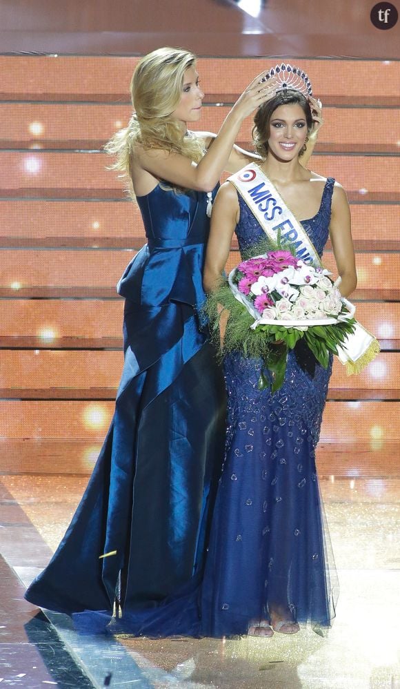  Camille Cerf, Miss France 2015 et Iris Mittenaere, Miss France 2016 - Iris Mittenaere, Miss Nord-Pas-de-Calais élue Miss France 2016 lors du concours organisé à Lille, le 19 décembre 2015. Iris Mittenaere est née le 25 janvier 1993 à Lille, mesure 1m72 et est actuellement en 5ème année de chirurgie dentaire. 