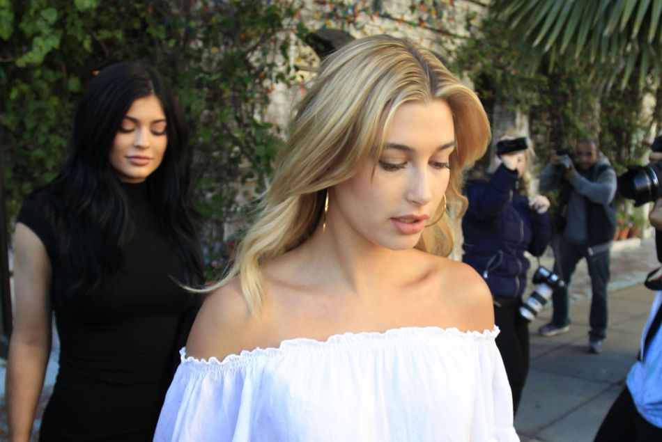 Kylie Jenner et Hailey Baldwin sont allées déjeuner au restaurant The Ivy à West Hollywood, le 17 décembre 2015 