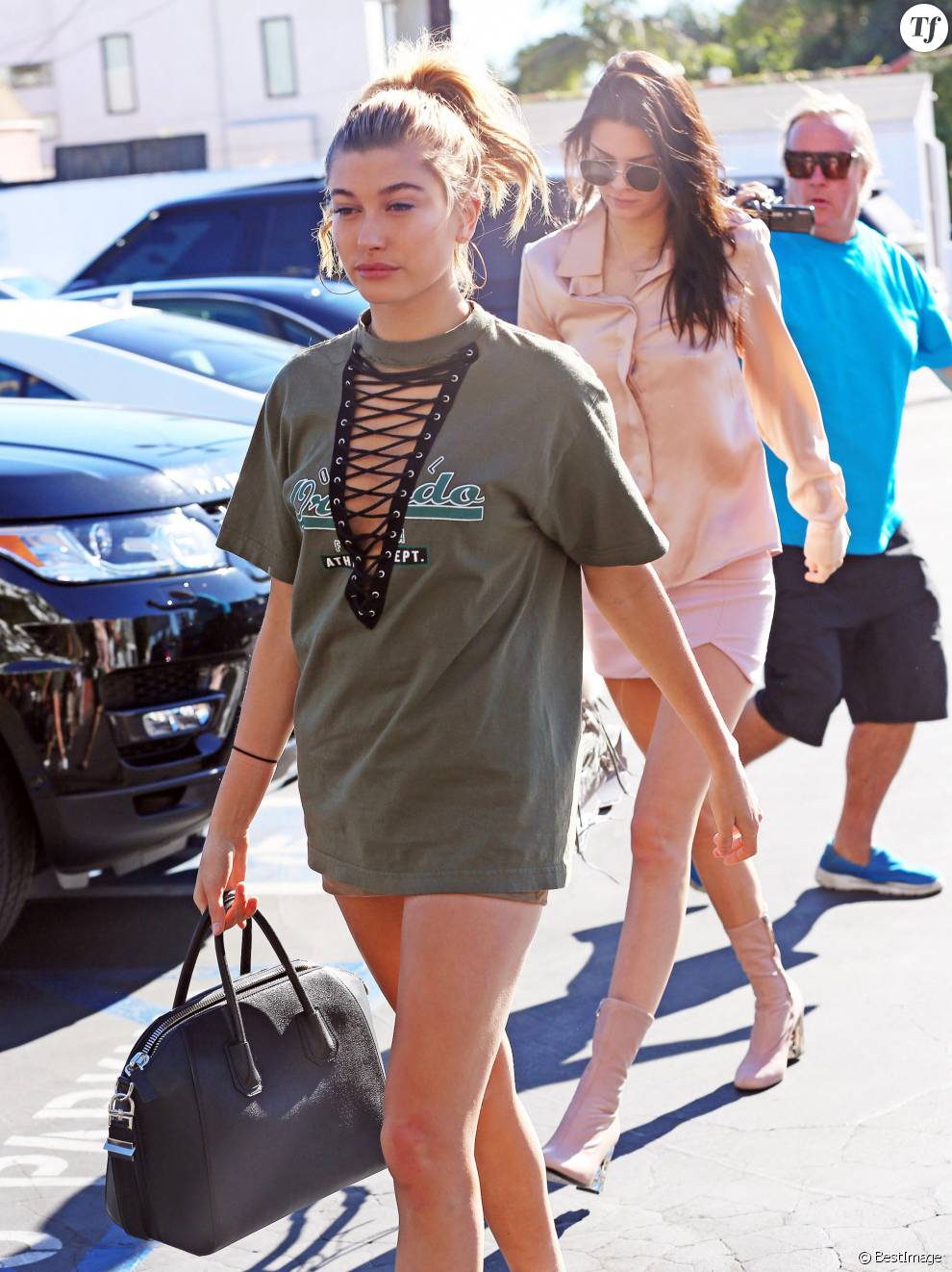   Kendall Jenner et son amie Hailey Baldwin passent chez Fred Segal à West Hollywood le 21 novembre 2015.  