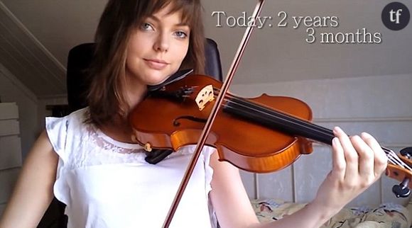 Une jeune femme apprend le violon toute seule en seulement deux ans