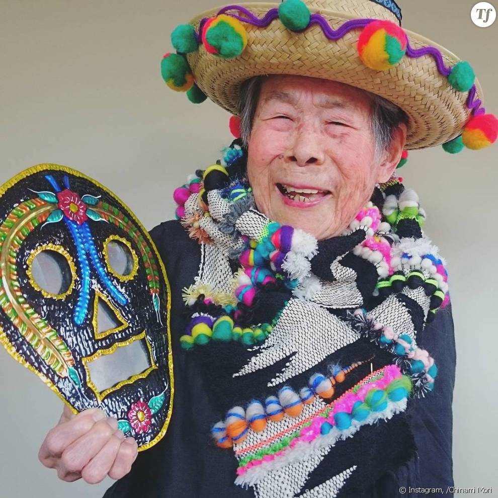Emiko a 93 ans et adore poser pour sa petite fille, la créatrice Chinami Mori