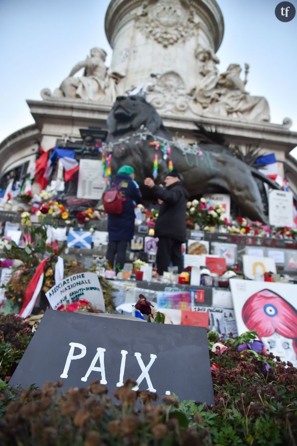  Le secrétaire général de la CGT, Philippe Martinez, se recueille place de la République pour le premier anniversaire des attentats contre Charlie Hebdo à Paris, le 7 janvier 2016. © Lionel Urman/Bestimage 