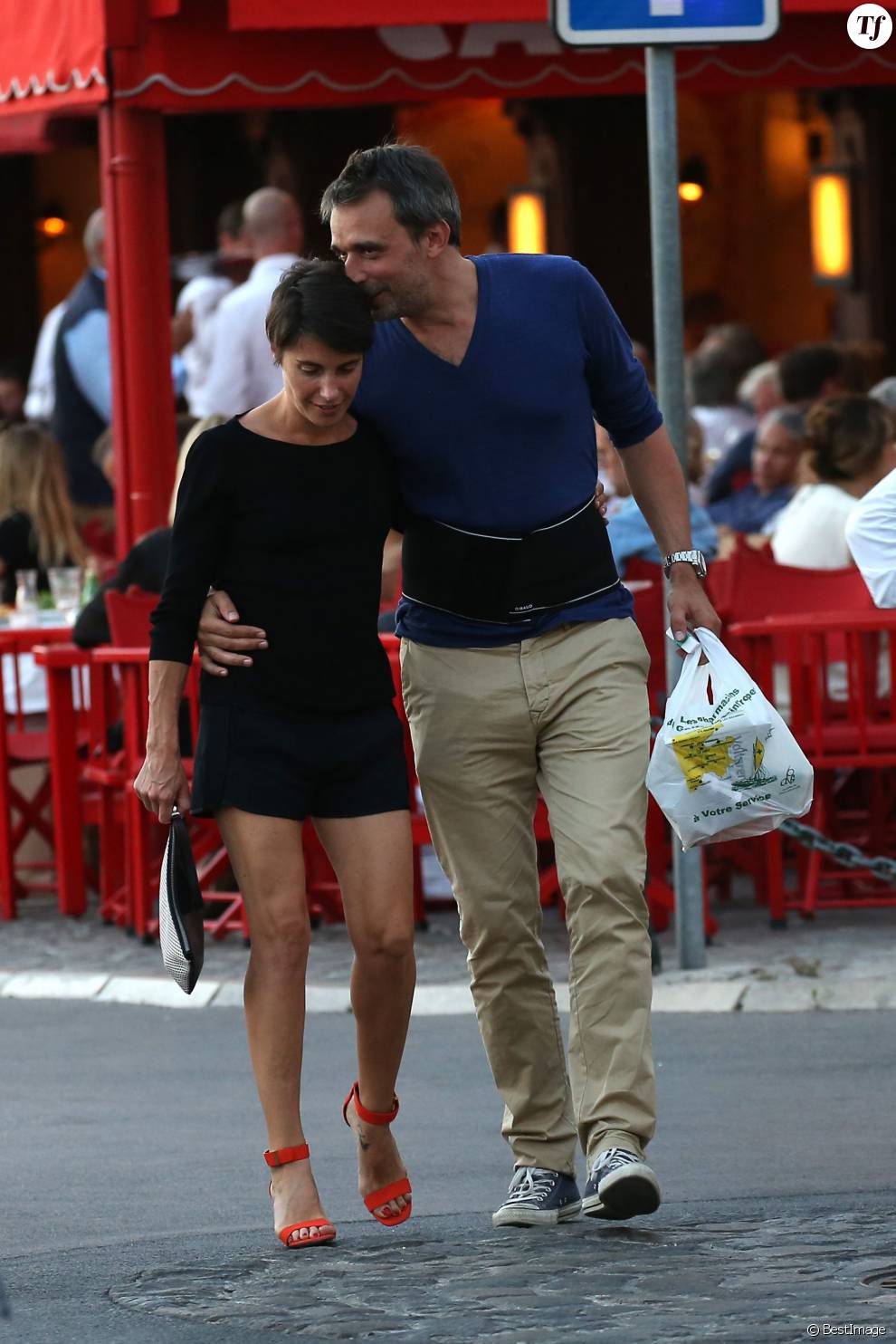  Alessandra Sublet et son mari Clément Miserez, très amoureux, en balade sur le port de Saint-Tropez, le 10 juillet 2015. Clément Miserez doit avoir des problèmes de dos il porte une ceinture de maintien lombaire. 