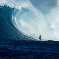 Cette jeune maman handicapée surfe une vague géante