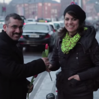 Des réfugiés offrent des fleurs aux Allemandes pour faire oublier l'horreur de Cologne