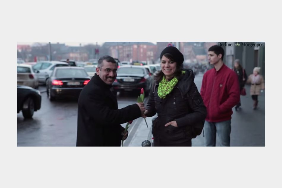 Des réfugiés offrent des fleurs aux passantes en Allemagne