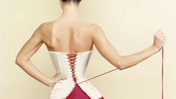 Un corset promettant une taille sexy fait scandale en Angleterre