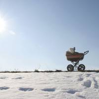 Pourquoi les Scandinaves font dormir leur bébé dehors par -15°C