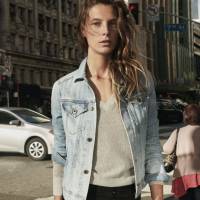 Ce top-model pose à la fois pour la collection femmes et hommes d'AG Jeans