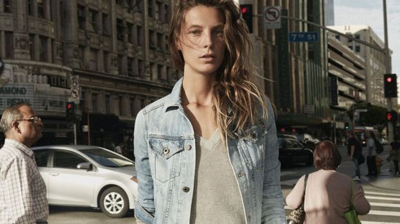 Ce top-model pose à la fois pour la collection femmes et hommes d'AG Jeans