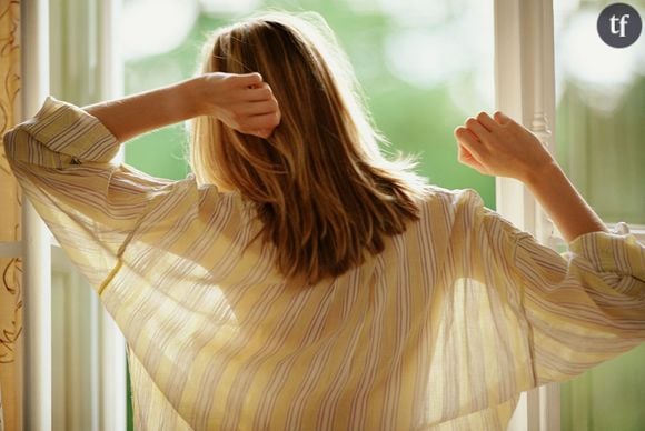 Jeune femme qui se réveille