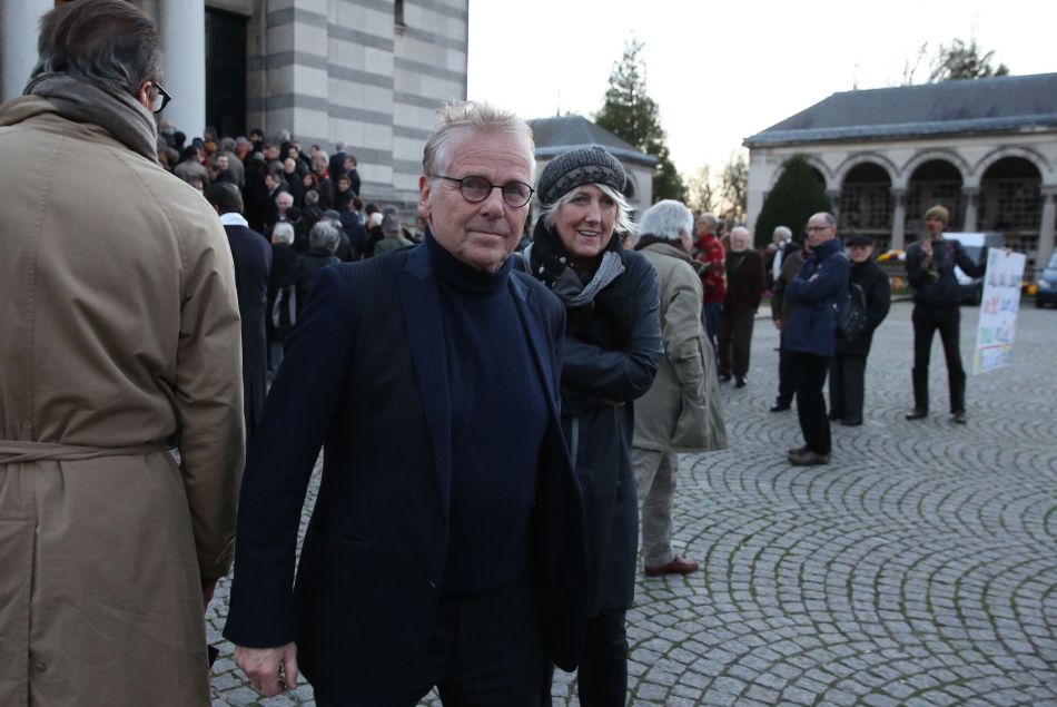  Daniel Cohn-Bendit et sa femme Ingrid Apel - Hommage à André Glucksmann au crématorium du cimetière Père-Lachaise à Paris, le 13 novembre 2015. 