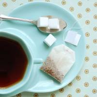 Comment enlever les traces de thé et de café de mon mug préféré ?