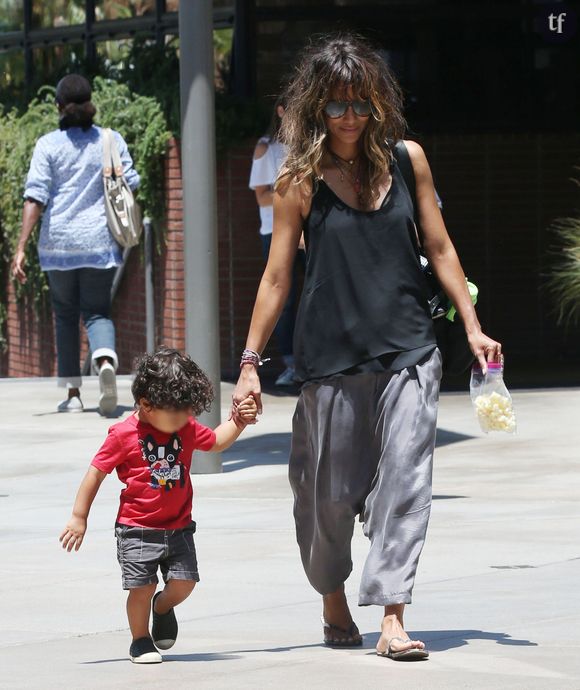 Halle Berry en tenue négligée avec son fils