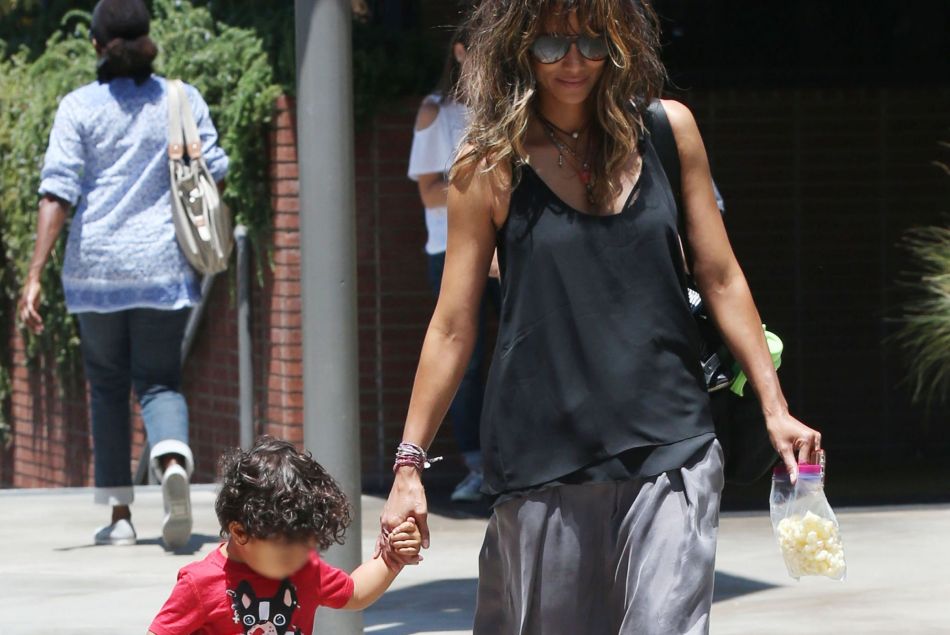 Halle Berry en tenue négligée avec son fils