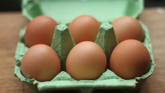 Comment préparer un délicieux brunch avec deux oeufs et du papier sulfurisé