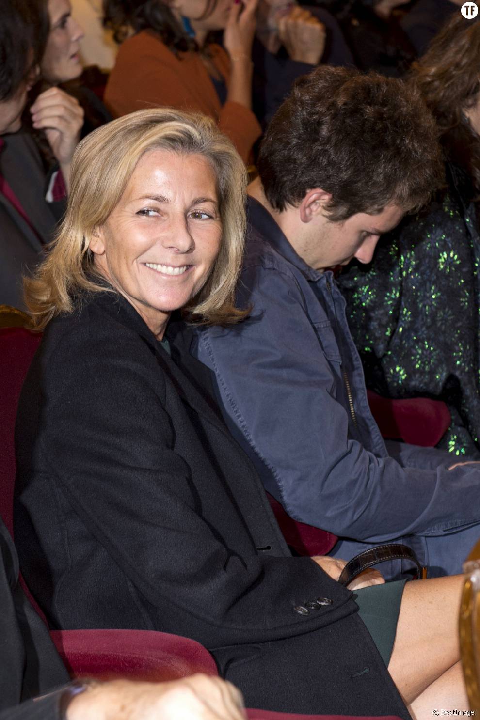  Claire Chazal, souriante 24 heures après son départ de chez TF1, avec son fils François à la générale de la pièce de théâtre &quot;Le Mensonge&quot; au théâtre Edouard VII à Paris, le 14 septembre 2015.  