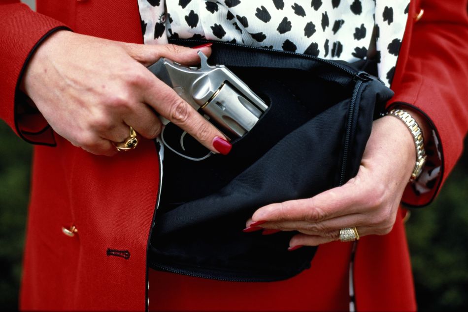 Des armes à feu spécialement conçues pour les femmes : le nouveau créneau des fabricants