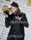 Le chanteur  The Weeknd   avec ses prix lors des Grammy Awards  