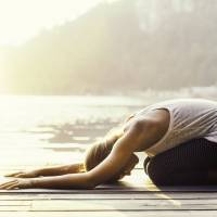 5 poses de yoga faciles pour soulager les douleurs aux cervicales